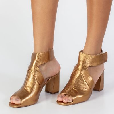 Sandália com velcro Bronze