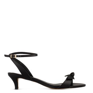 Sandália Salto Baixo com Laço Preto