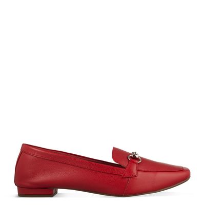 Mocassim com Enfeite Vermelho
