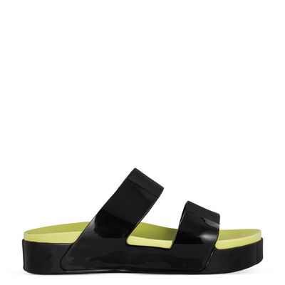 Chinelo Ghost Voices e Ana Hickmann Preto