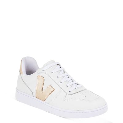 Tênis Casual com Detalhe Bicolor Ouro