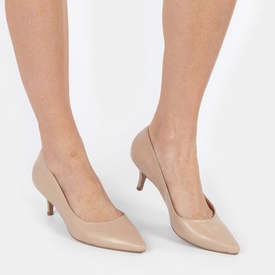 Scarpin Bico Fino Amêndoa