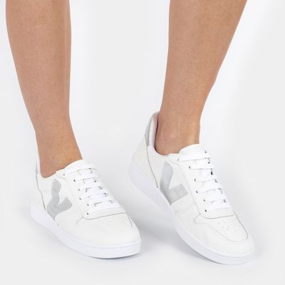 Tênis Casual com Detalhe Bicolor Prata