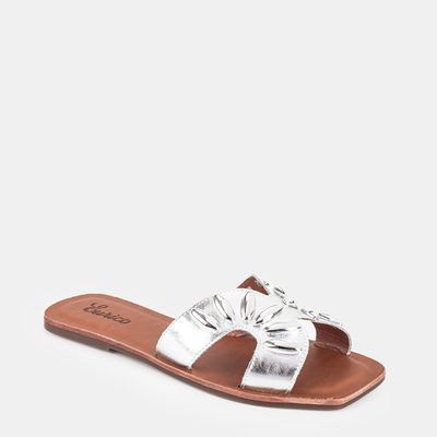 Chinelo Rasteiro em Couro Tira C/ Enfeites Prata