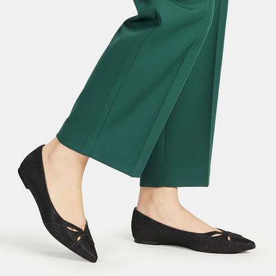 Sapatilha Bico Fino C/ Recortes Preto