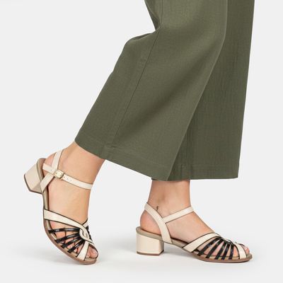 Sandália Em Couro Cabedal Vazado Multicor Preto