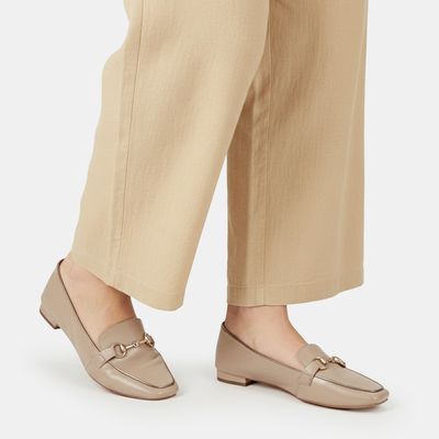 Mocassim em Couro c/ Enfeite Metálico Bege