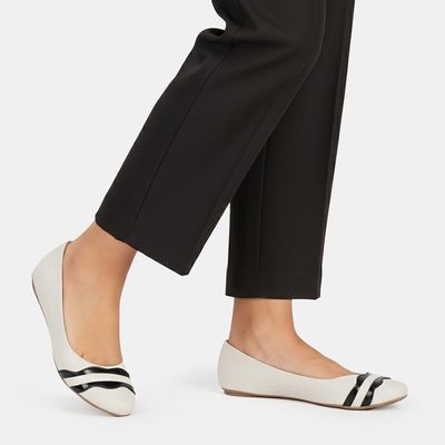 Sapatilha Feminina Com Textura Bico Redondo Off White