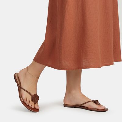 Chinelo Rasteiro com Flor Marrom