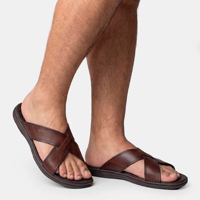 Chinelo Pegada Tiras Cruzadas em Couro Pinhão