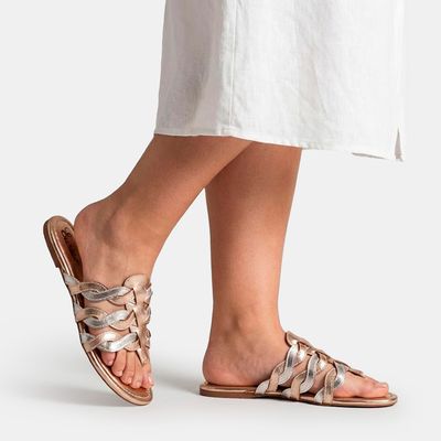 Chinelo Rasteiro Tiras Trançadas Bicolor Ouro